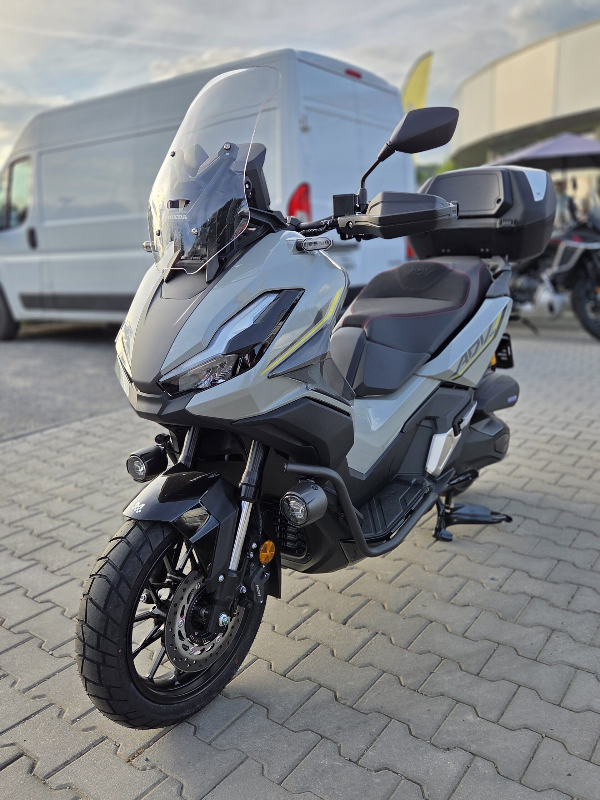 HONDA ADV 350 Smart Top Box s výbavou 2026