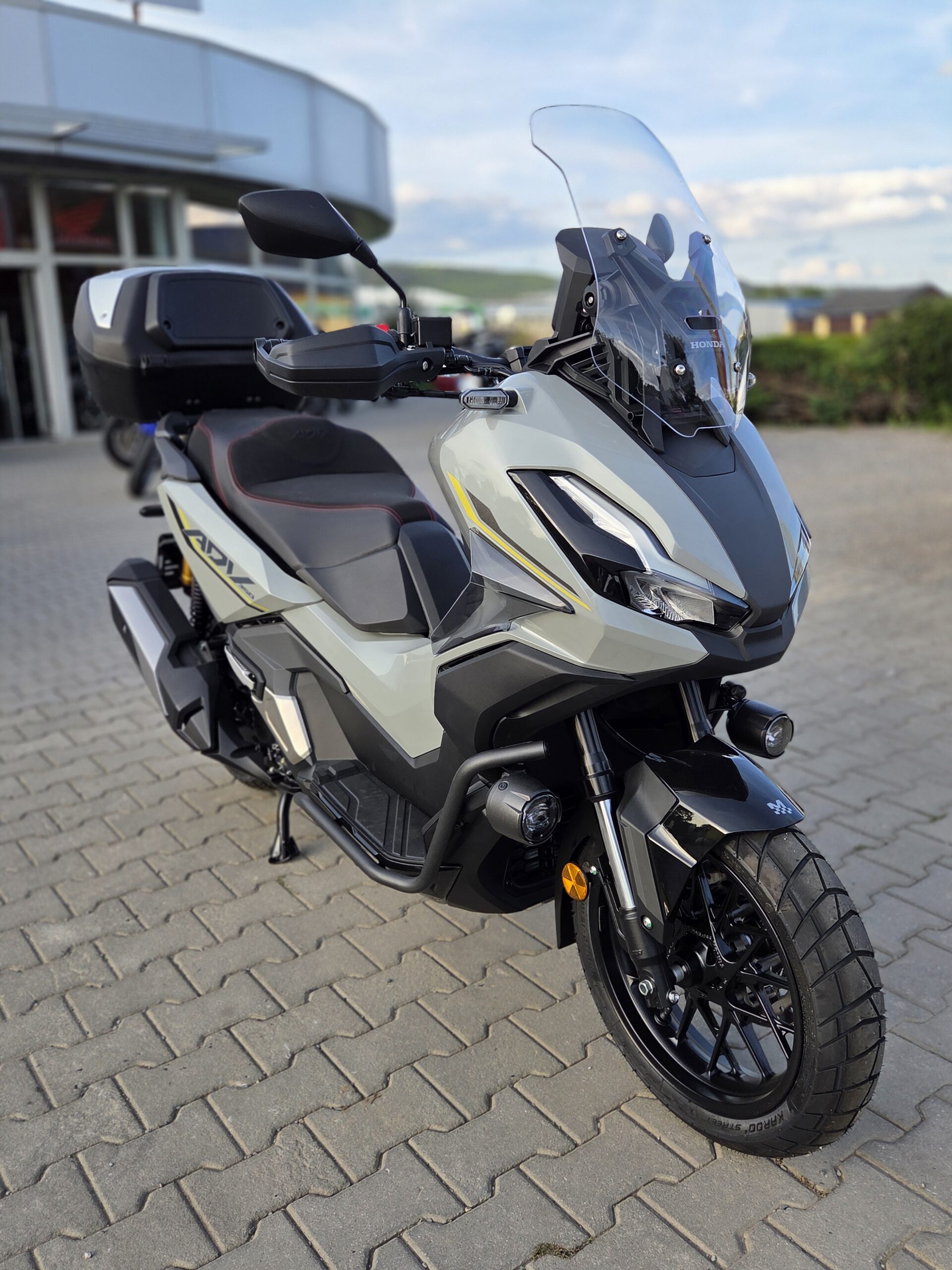 HONDA ADV 350 Smart Top Box s výbavou 2026